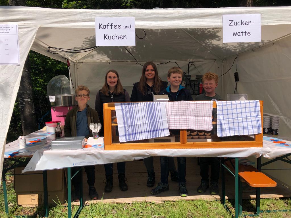 Das Team am Kuchenstand der Jugend