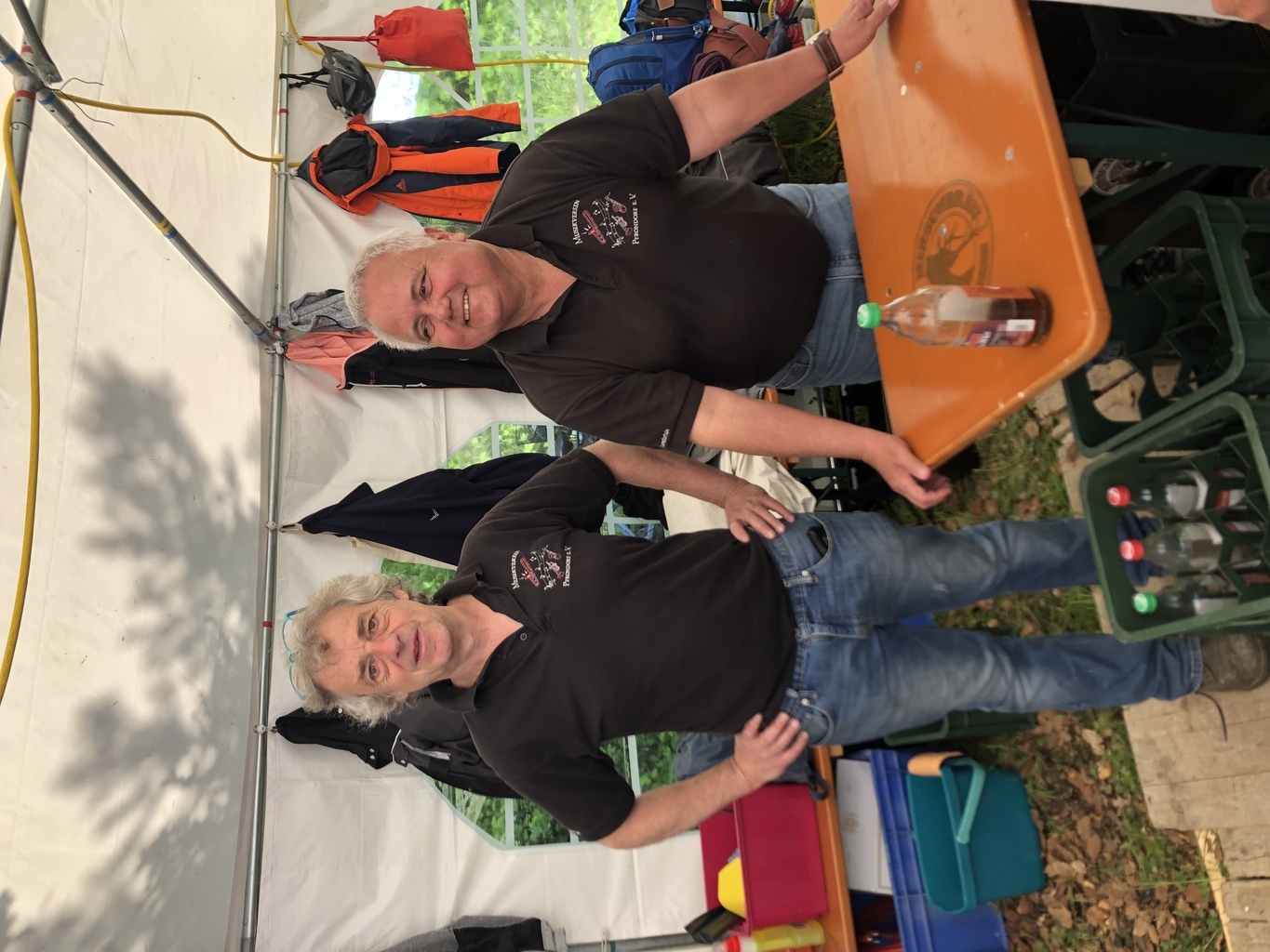 Helfer im Wirtschaftszelt