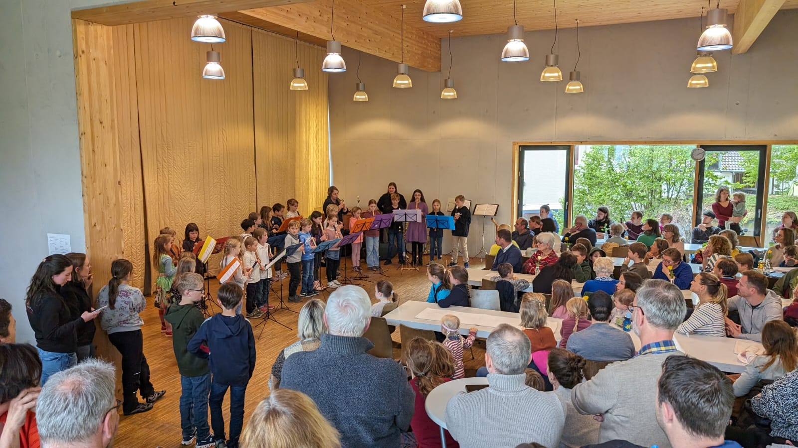 Die Blockflötengruppe beim Vorspiel mit Publikum