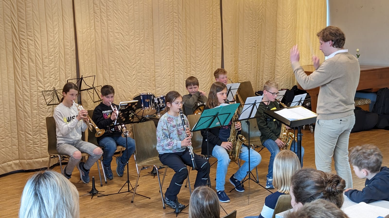 Das Jugendorchester mit Dirigent beim Vorspiel